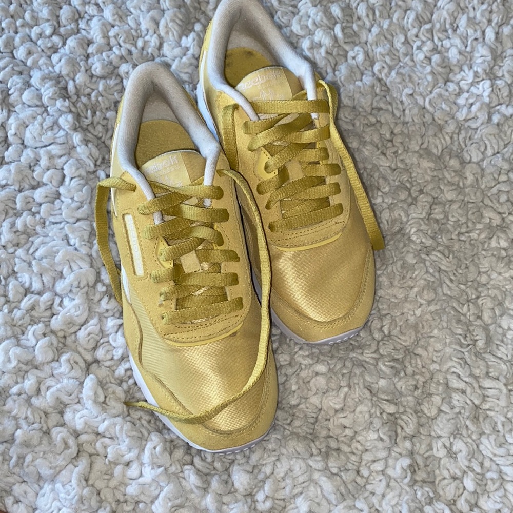 Womens size 8 Reebok yellow